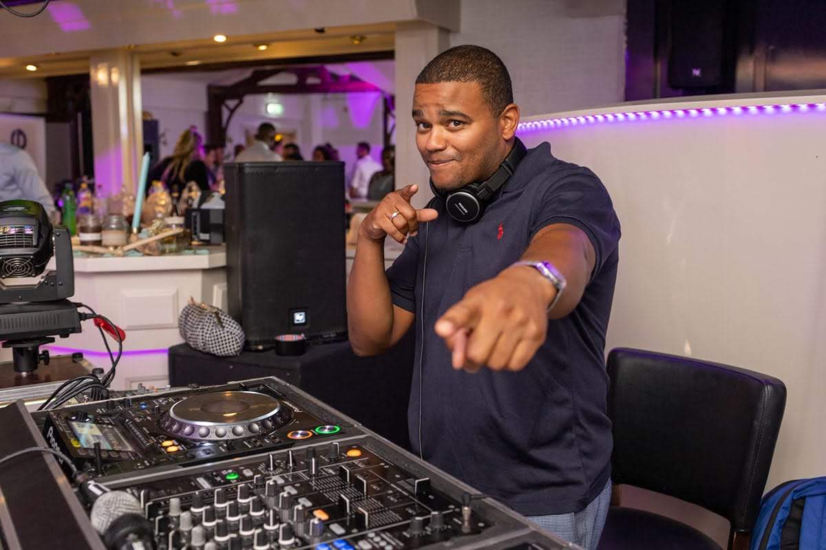 DJ D-Verse achter de draaitafels