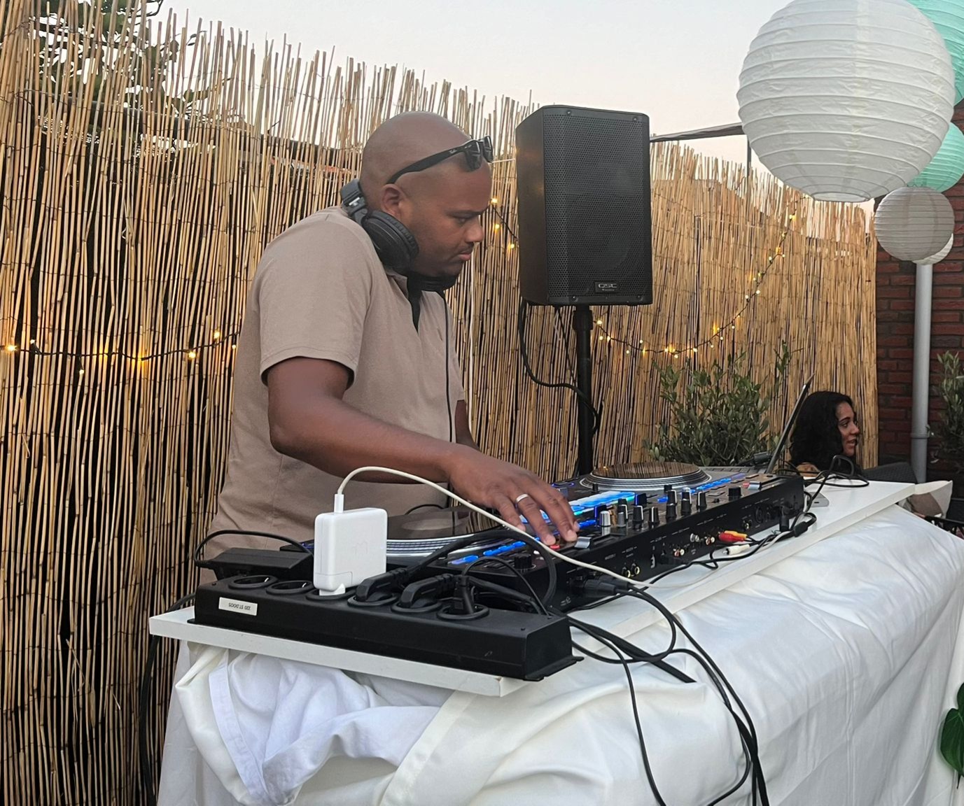 DJ D-Verse outdoor set zonsondergang