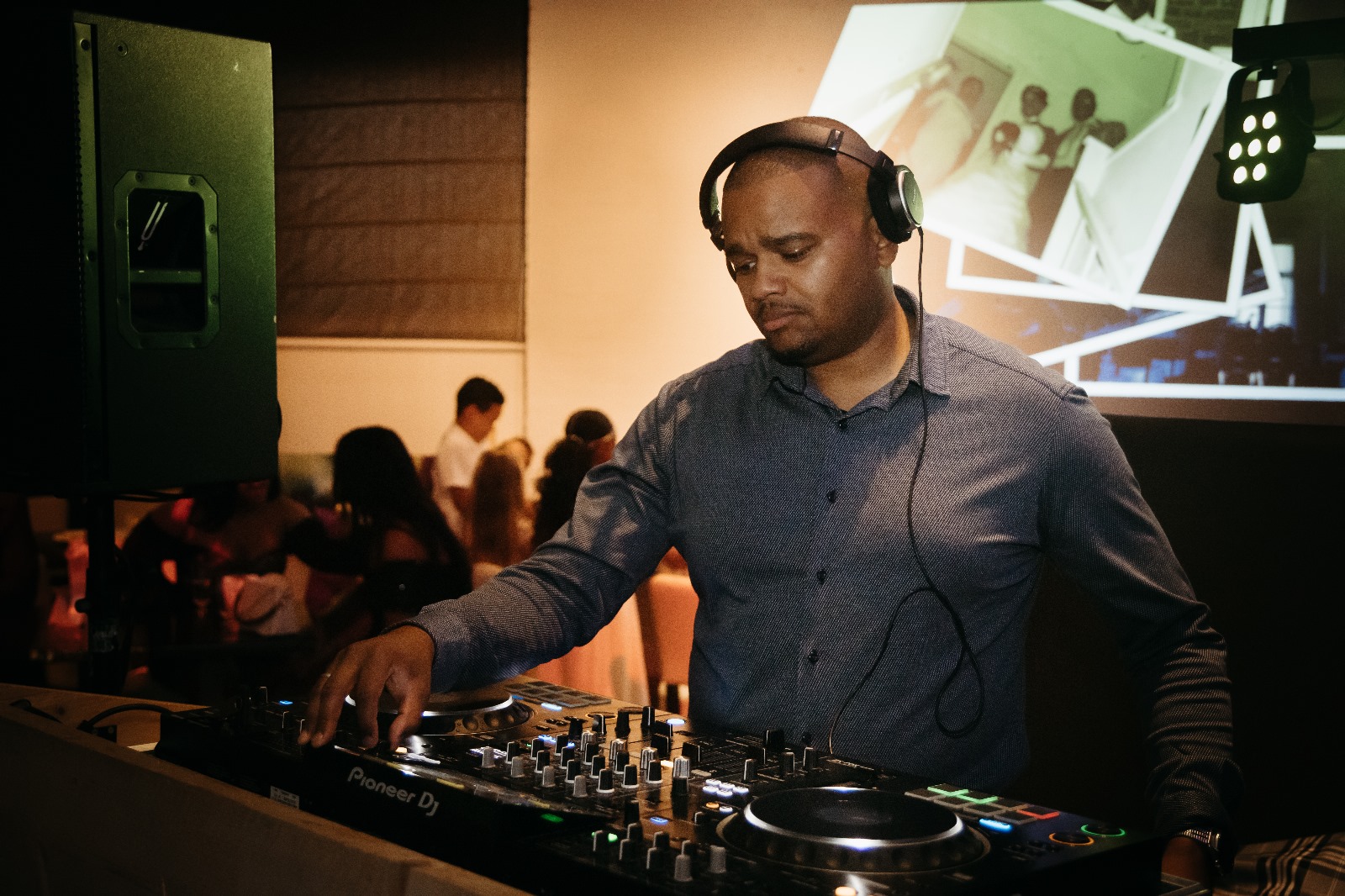 DJ D-Verse mixing warm licht